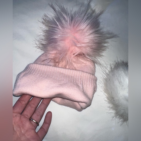 New Girls beanies with large fluffy Pom - Picture 5 of 6